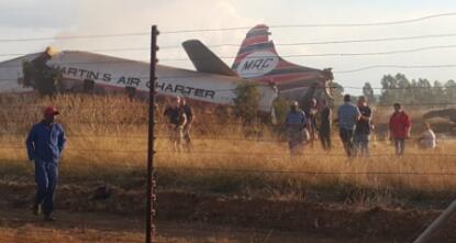 南非首都飞机起飞后撞上建筑坠毁 造成一死20伤