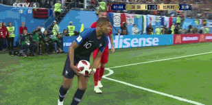 法国对阵比利时：姆巴佩球品遭质疑 因拖延比赛时间吃到黄牌