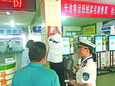 整治公共场所控烟：酒店发现烟具被罚 下达现场处罚通知书