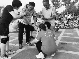 最美抱姿走红：公园救人最美抱姿 晨练副院长搭救心脏病突发女子