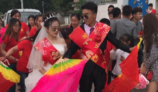 山西男子结婚 11个姐姐每人出两万帮买房 姐多就是幸福！