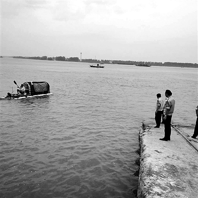 木板加PVC管就想横渡大江？广西男子自制木排欲漂北京 最终在江西被阻止
