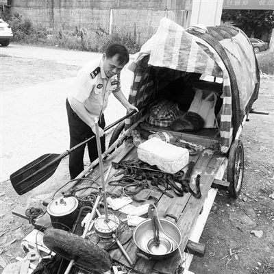 木板加PVC管就想横渡大江？广西男子自制木排欲漂北京 最终在江西被阻止