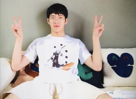 靠虚拟世界疗情伤?井柏然分手后晒照 恢复单身的他双手比V元气满满