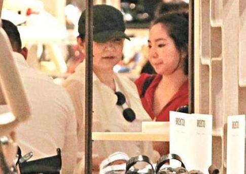 林青霞携女儿逛街 小女儿邢言爱购物全程咨询母亲意见