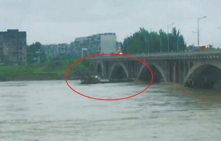 惊心动魄!驾艇撞开失控船 成功让成渝高铁跨资阳沱江大桥免受撞击