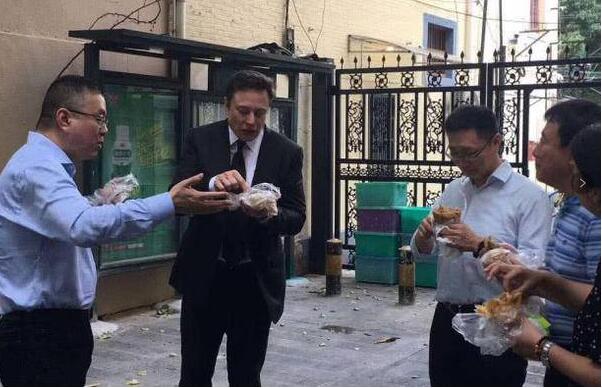 马斯克街头吃煎饼果子 特斯拉老总吃“东方美食”不亦乐乎