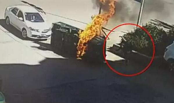 救命4连踹!车辆侧翻起火 生死瞬间男子踹开玻璃 拯救了一个家庭