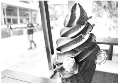 美国纽约黑冰淇淋国外禁售 活性炭冰淇淋导致食用者便秘