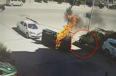 内蒙古锡林浩特：男子救命4连踹 解救失火三轮车内被困人员