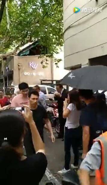 带领特拉斯入沪 马斯克街头吃煎饼果子!是不是比天津的还香?