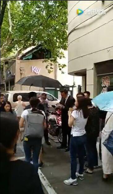 带领特拉斯入沪 马斯克街头吃煎饼果子!是不是比天津的还香?