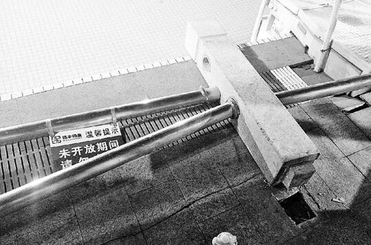小区泳池护栏砸伤男童 两根手指受伤严重修复难度很大