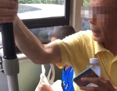 老而不死是为贼?老人威胁男童让座 一屁股坐其身上围观市民怒了