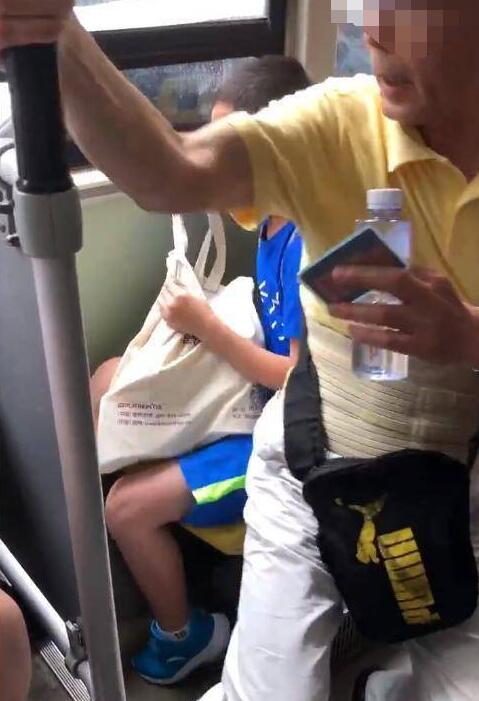 老而不死是为贼?老人威胁男童让座 一屁股坐其身上围观市民怒了