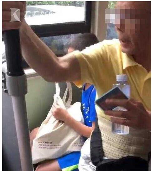 成都48路公交车:老人威胁男童让座 说人家没妈老爸没教养