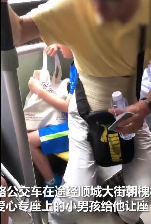 直接用屁股坐身上！老人威胁男童让座 骂骂咧咧直接把祖国的花朵整蒙了