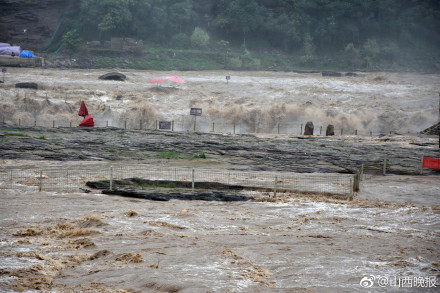 黄河壶口出现最大洪峰!水量大涨出现多个瀑布群廊桥部分被淹没