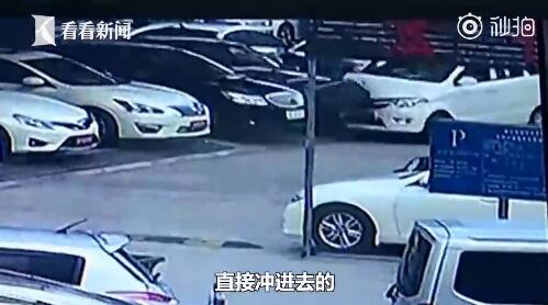 这是要起飞的节奏啊！男子试驾五菱神车连撞捷豹宝马等8辆车 4S店损失20万要其全赔