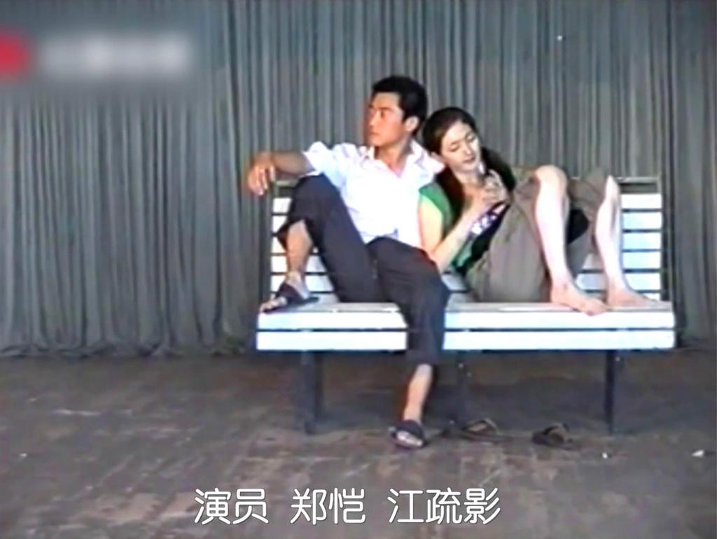 江疏影艺考视频曝光 “婴儿肥”和郑凯同框呆萌感十足