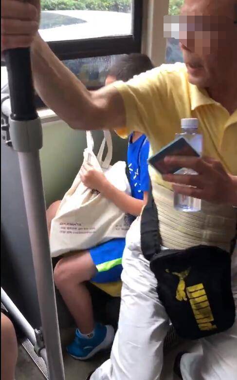 为老不尊!老人威胁男童让座 说小孩没妈没教养