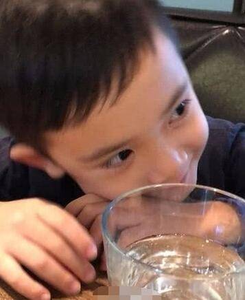 Q萌模样好可爱！梁静茹儿子曝近照 睫毛又长又翘让人羡慕