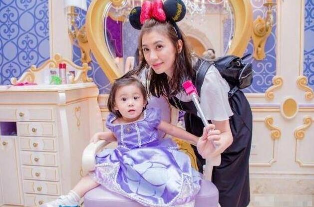 Q萌模样好可爱！梁静茹儿子曝近照 睫毛又长又翘让人羡慕