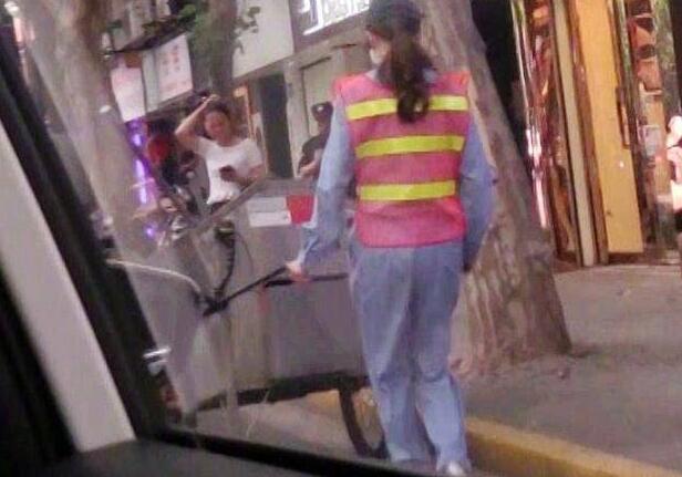 唐嫣化身清洁工在街边扫地 综艺中将体验12种不同的职业