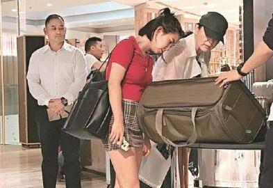 没遗传妈妈好基因!林青霞携女儿逛街 17岁邢言爱小肚腩很抢镜