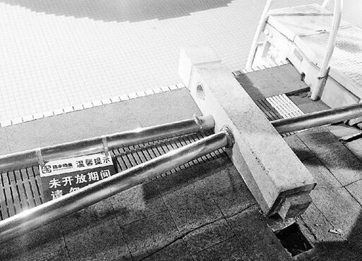 究竟谁来担责?泳池护栏砸伤男童 11岁男童手指被砸扁修复难度大