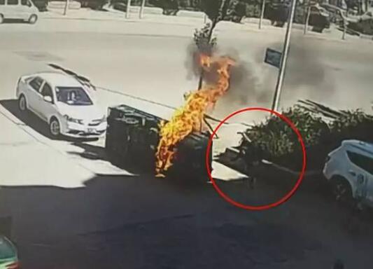 少侠好身手!救命4连踹 网友:世界杯期间最快最准最狠的中国脚