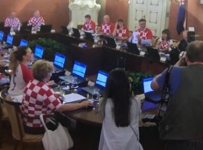 足球的魅力!政府穿球衣开会 克罗地亚时隔20年首进决赛创历史