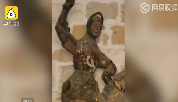 太不可思议了!雕像修复画风突变 16世纪雕像变成卡通画风