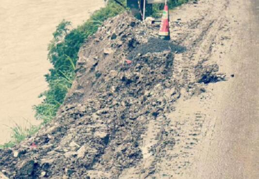 惊悚实拍!坠入怒江8秒消失 8岁大的儿子和老人还不知道这个噩耗