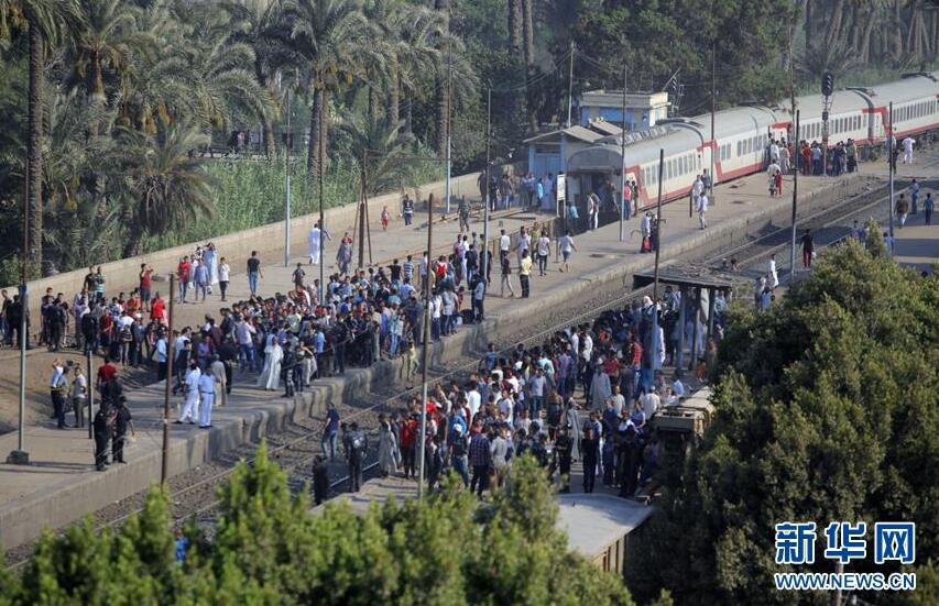 铁路事故频发！埃及火车脱轨 55名伤者已被转移到附近医院