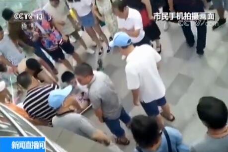 女孩落水被救上岸已没有呼吸 两位路人将其从死亡线拉回