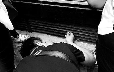 北京动物园长游客挂面喂猴成灾 灵长类动物吃挂面会导致腹胀腹泻