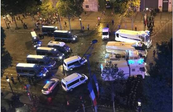 蒙面人冲入超市药店抢劫！巴黎狂欢发生暴乱 与欢庆气氛格格不入