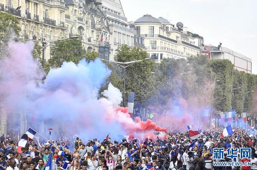 蒙面人冲入超市药店抢劫！巴黎狂欢发生暴乱 与欢庆气氛格格不入