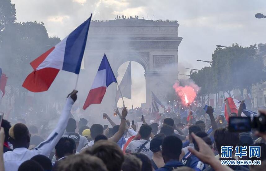 蒙面人冲入超市药店抢劫！巴黎狂欢发生暴乱 与欢庆气氛格格不入