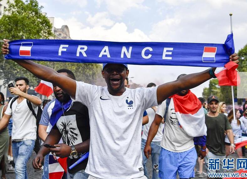 蒙面人冲入超市药店抢劫！巴黎狂欢发生暴乱 与欢庆气氛格格不入