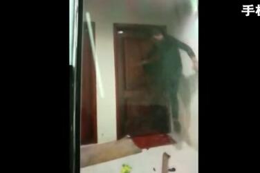 太吓人了！暴力催债视频流出 两名男子上门恐吓持钢管踹门