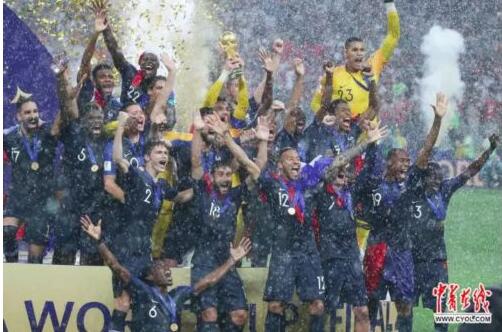 平添几分传奇色彩!世界杯颁奖下暴雨 瓢泼大雨中嘉宾们为法国队颁奖