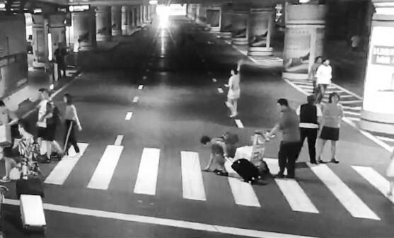 见证人品的时候!大妈捡走掉落钱包 旅客护照没了无法返回俄罗斯