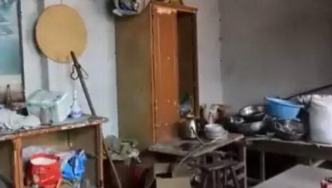 夺命手机令人警醒！玩手机胸口被烧焦 9岁男童触电不幸丧命