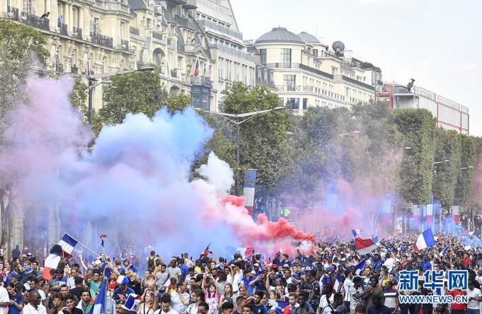 可以说是很俏皮了 !蒙娜丽莎穿上球衣 法国欢庆世界杯夺冠