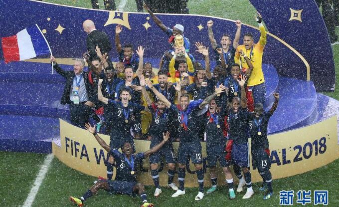 逢甘霖!世界杯颁奖下暴雨 年轻的法国队球员捧