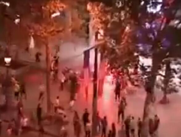 法国队世界杯夺冠 巴黎狂欢发生暴乱 50岁球迷跳河庆祝不幸溺亡