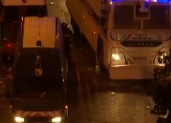 法国队世界杯夺冠 巴黎狂欢发生暴乱 50岁球迷跳河庆祝不幸溺亡