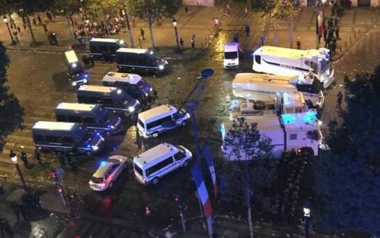 悲喜交加一夜!巴黎狂欢发生暴乱 暴徒蒙面冲入超市药店抢劫